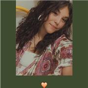 Ragazza doposcuola con diploma di maturità